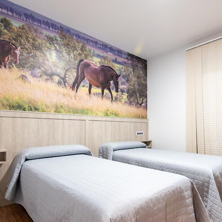 Hostal Vinuela San Pedro de Merida Екстериор снимка