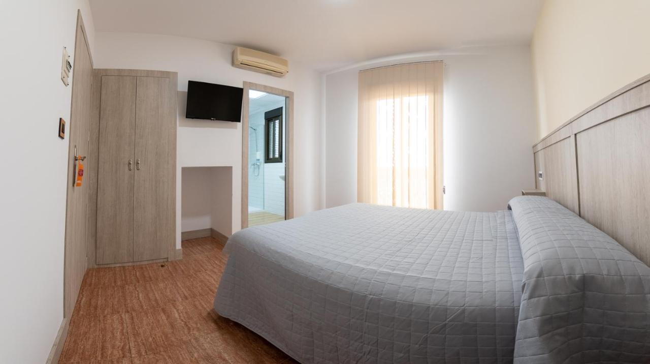 Hostal Vinuela San Pedro de Merida Екстериор снимка